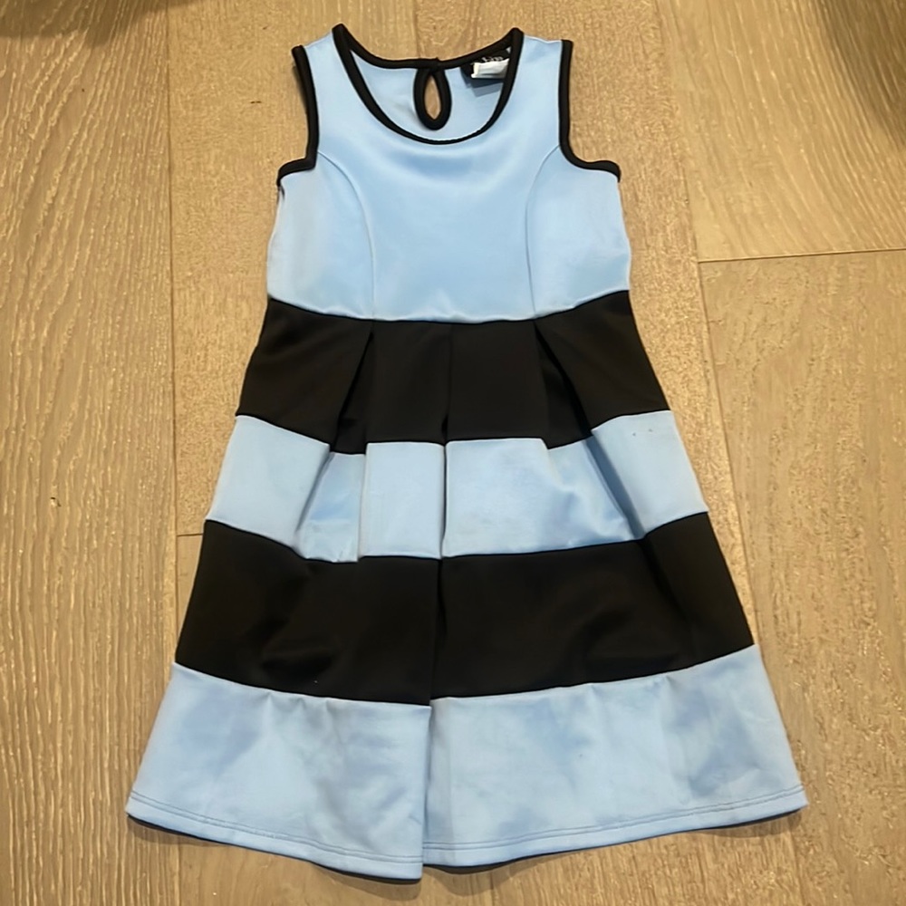 Adorable little girls dress.